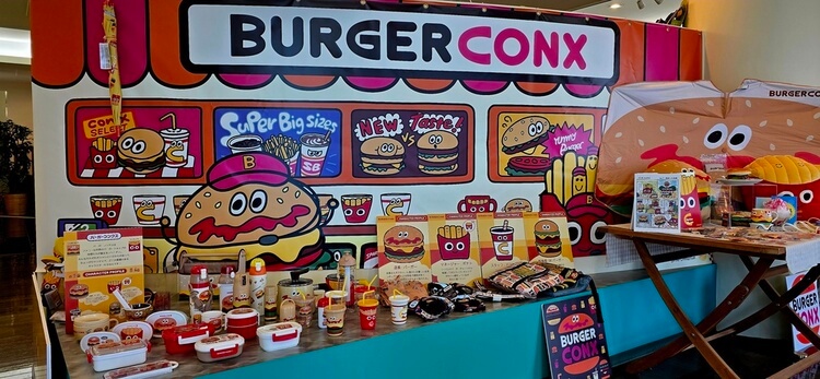オリジナルの自社キャラクター「バーガーコンクス」「ディノサウルス」「はたらくクルマ」なども持ち、版権の制限がない商品開発にもチャレンジの幅を広げています。